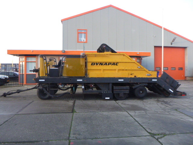 DYNAPAC HR21 Chip Spreader - Mašina za asfalt: slika 1 DYNAPAC HR21 Chip Spreader - Mašina za asfalt: slika 1