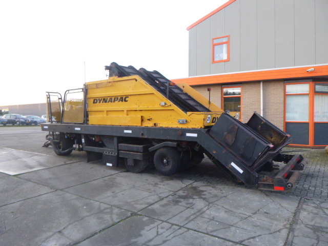 DYNAPAC HR21 Chip Spreader - Mašina za asfalt: slika 2 DYNAPAC HR21 Chip Spreader - Mašina za asfalt: slika 2