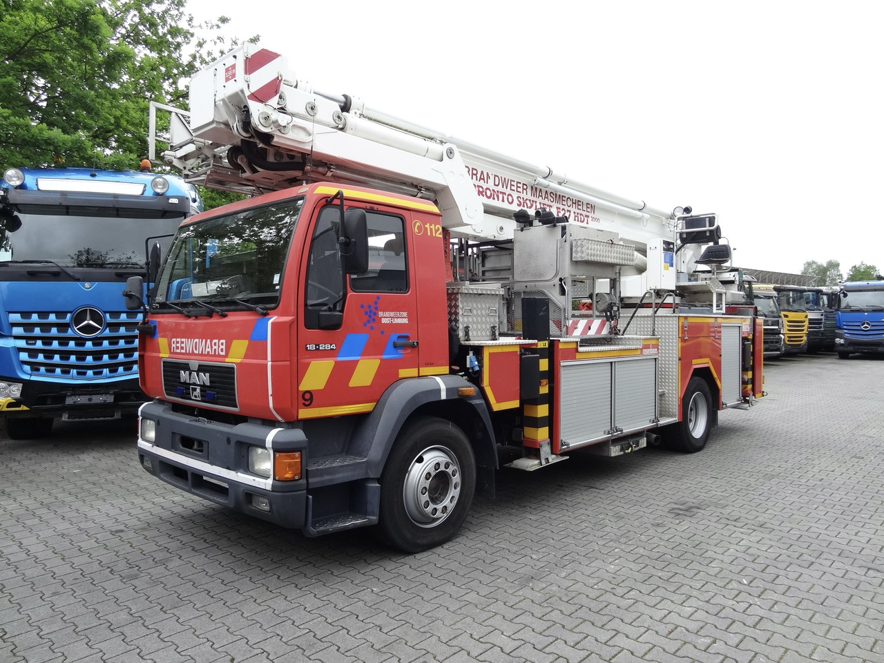 MAN L2000 18.284 Feuerwehr Bronto Skylift 27 Meter - Vazdušna platforma montirana na kamion: slika 1 MAN L2000 18.284 Feuerwehr Bronto Skylift 27 Meter - Vazdušna platforma montirana na kamion: slika 1