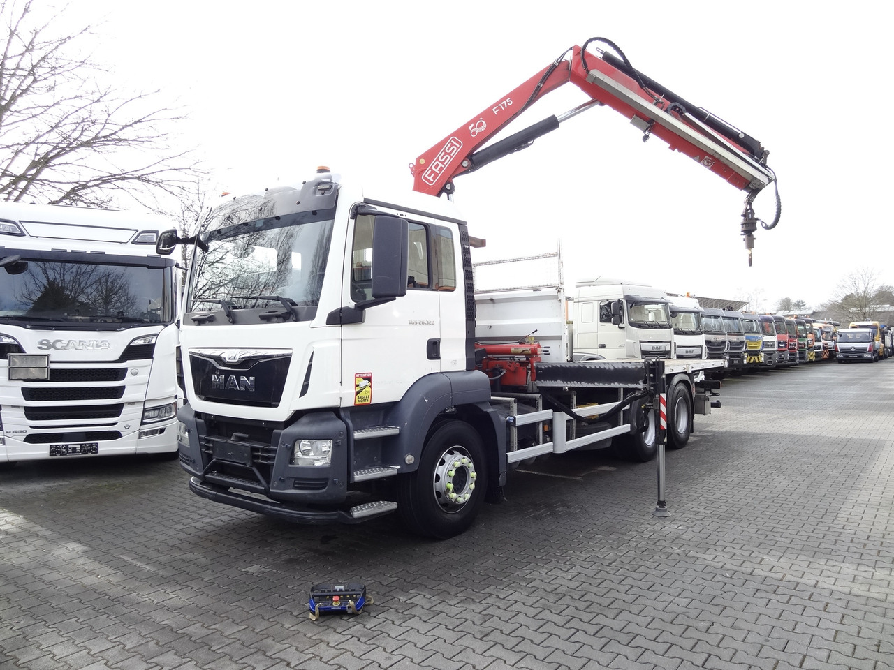 MAN TGS 26.320 6X4 BB mit Kran Fassi F175 - Kamion sa tovarnim sandukom, Kamion sa dizalicom: slika 1 MAN TGS 26.320 6X4 BB mit Kran Fassi F175 - Kamion sa tovarnim sandukom, Kamion sa dizalicom: slika 1