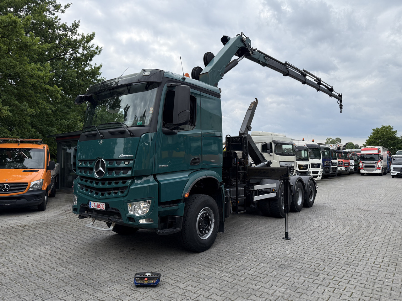 Kamion sa hidrauličnom kukom, Kamion sa dizalicom Mercedes-Benz Arocs 3251 8X4 Haken mit Kran HMF 2620 K5: slika 8