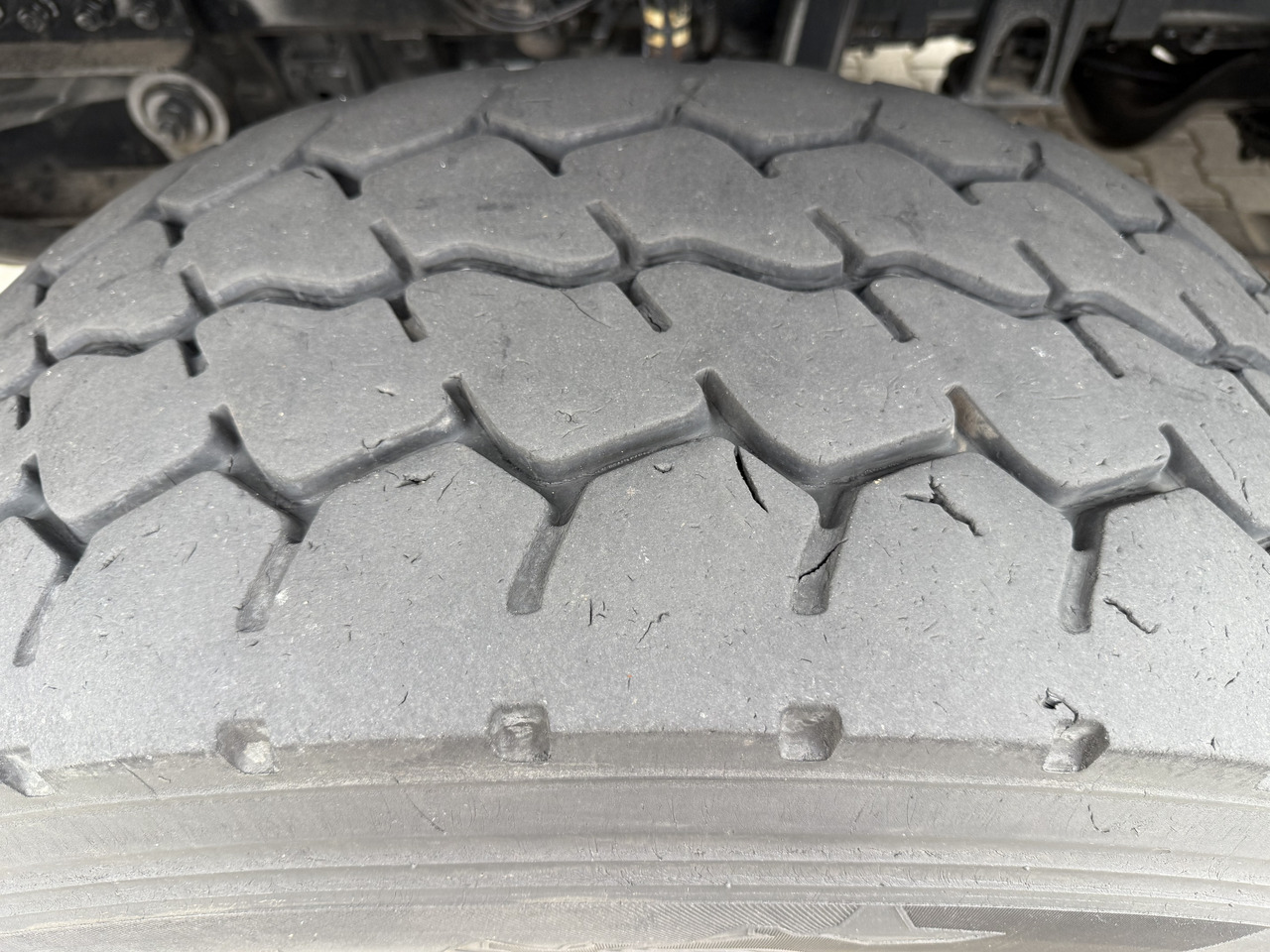 Kamion sa hidrauličnom kukom, Kamion sa dizalicom Mercedes-Benz Arocs 3251 8X4 Haken mit Kran HMF 2620 K5: slika 15