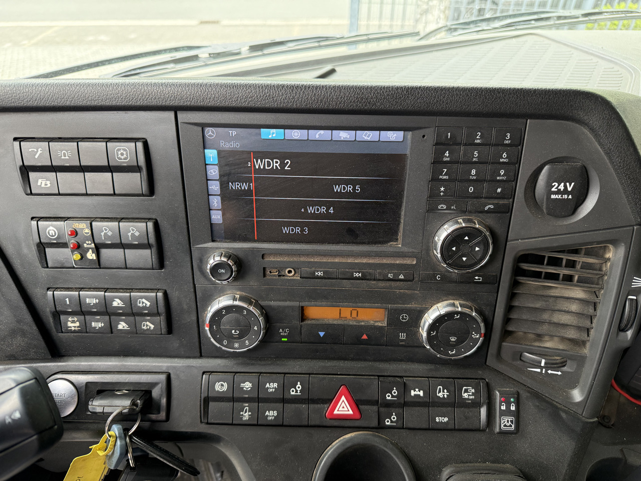 Kamion sa hidrauličnom kukom, Kamion sa dizalicom Mercedes-Benz Arocs 3251 8X4 Haken mit Kran HMF 2620 K5: slika 6