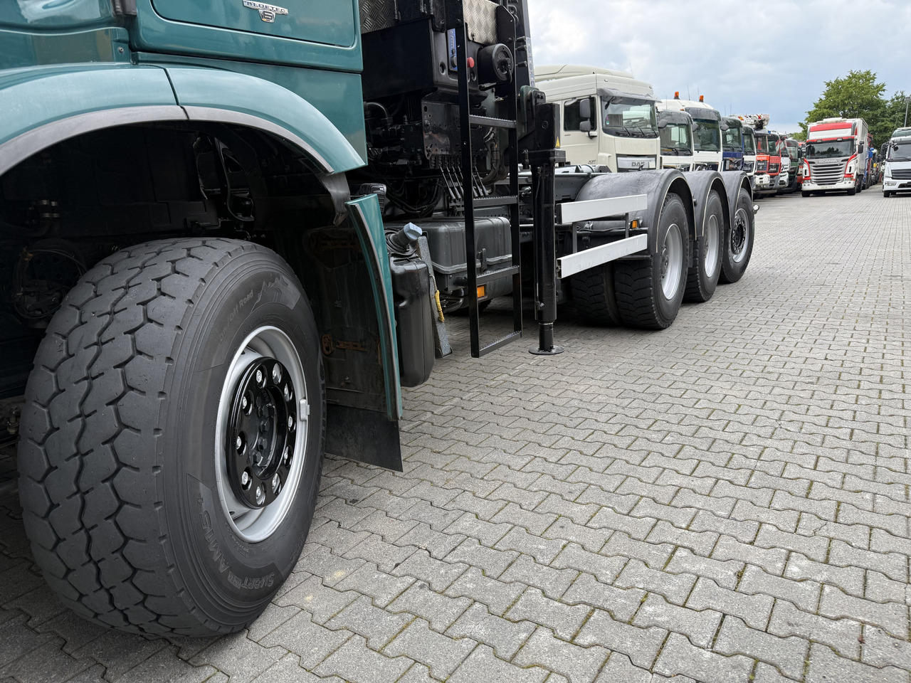 Kamion sa hidrauličnom kukom, Kamion sa dizalicom Mercedes-Benz Arocs 3251 8X4 Haken mit Kran HMF 2620 K5: slika 14
