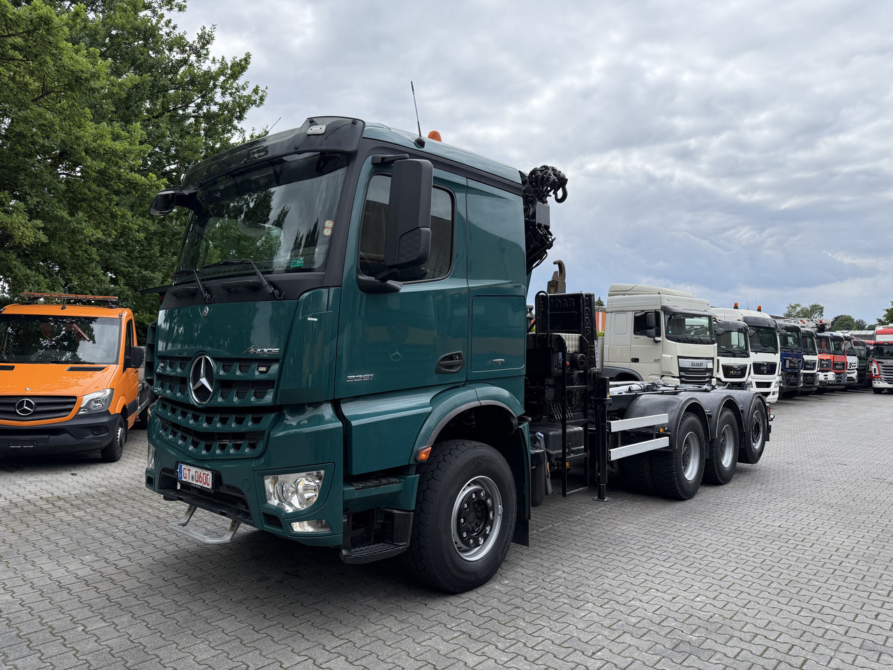 Kamion sa hidrauličnom kukom, Kamion sa dizalicom Mercedes-Benz Arocs 3251 8X4 Haken mit Kran HMF 2620 K5: slika 9