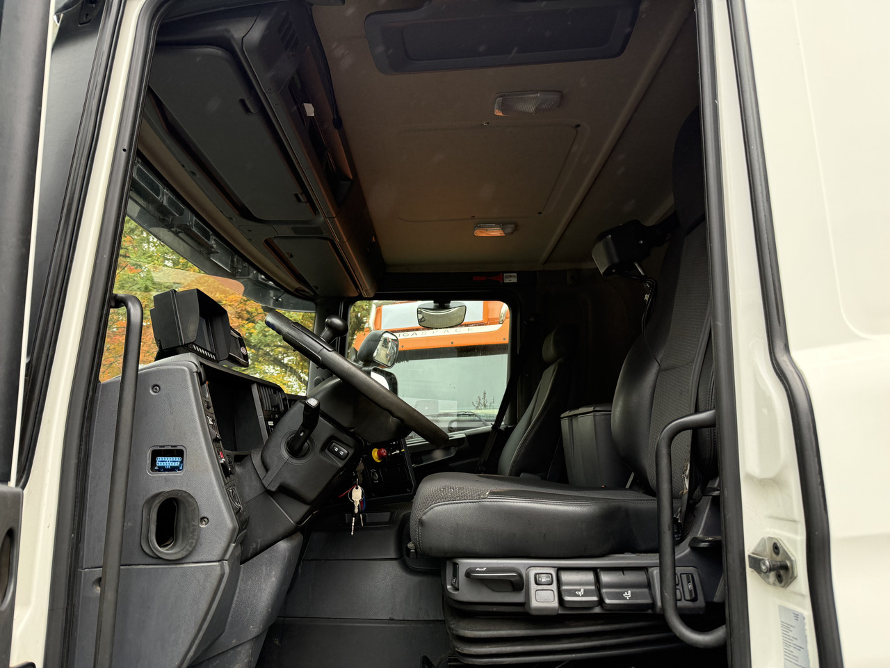 Scania P280 6X2*4 - Kamion sa golom šasijom i zatvorenom kabinom: slika 3 Scania P280 6X2*4 - Kamion sa golom šasijom i zatvorenom kabinom: slika 3