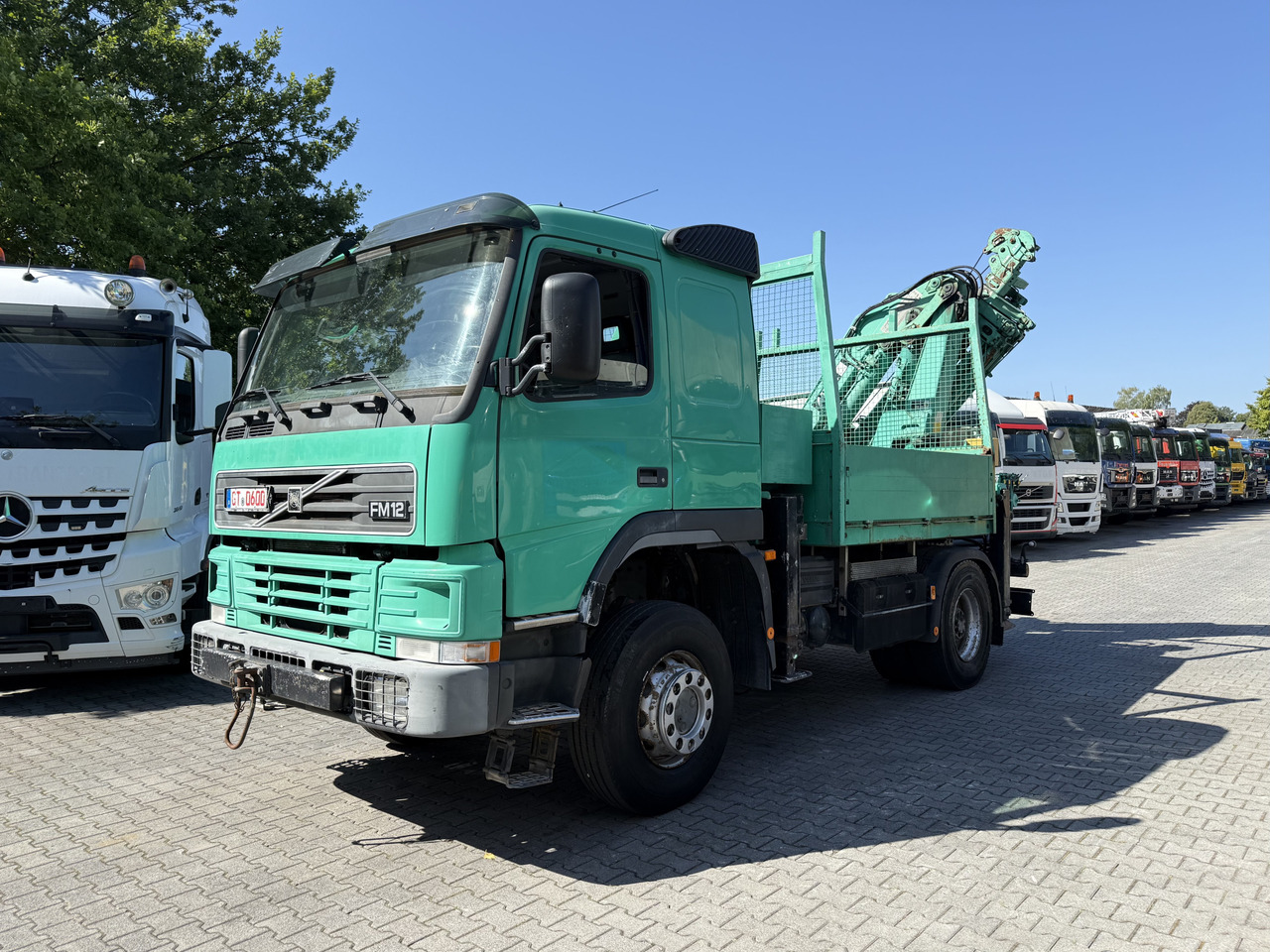 Volvo FM12 420 4X4 Kran MKG 300 bis 24 Meter - Kamion sa tovarnim sandukom, Kamion sa dizalicom: slika 1 Volvo FM12 420 4X4 Kran MKG 300 bis 24 Meter - Kamion sa tovarnim sandukom, Kamion sa dizalicom: slika 1