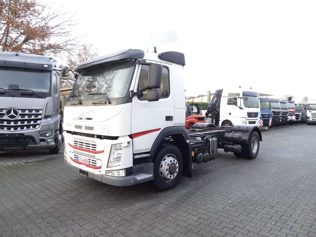 Volvo FM420 4X4 X-Track - Kamion sa golom šasijom i zatvorenom kabinom: slika 1 Volvo FM420 4X4 X-Track - Kamion sa golom šasijom i zatvorenom kabinom: slika 1