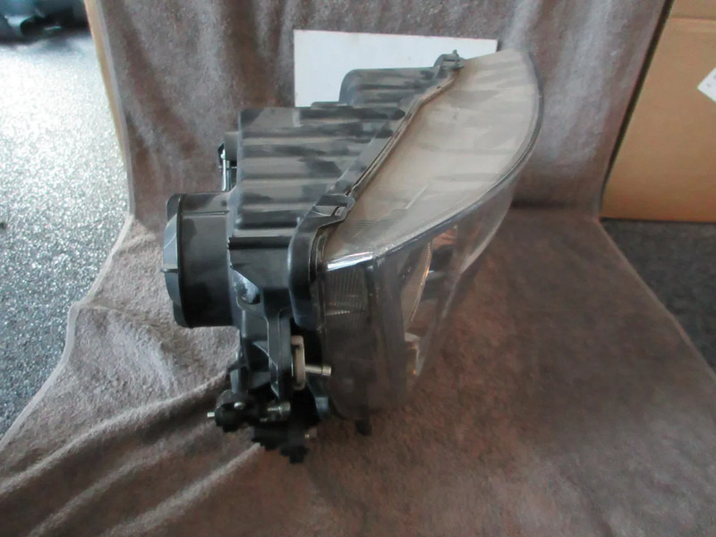Mercedes-Benz A 960 820 03 39 KOPLAMP MERCEDES BENZ 1845 EURO 6 RECHT nieuw & gebruik - Prednja svetla za Kamion: slika 2 Mercedes-Benz A 960 820 03 39 KOPLAMP MERCEDES BENZ 1845 EURO 6 RECHT nieuw & gebruik - Prednja svetla za Kamion: slika 2