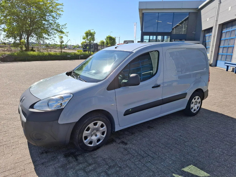 Peugeot Partner 1.6 HDI / TUV:12-01-2026 / AIRCO / CLOSED BOX / MANUAL / EURO-5 b / 2015 - Mali kombi: slika 1 Peugeot Partner 1.6 HDI / TUV:12-01-2026 / AIRCO / CLOSED BOX / MANUAL / EURO-5 b / 2015 - Mali kombi: slika 1