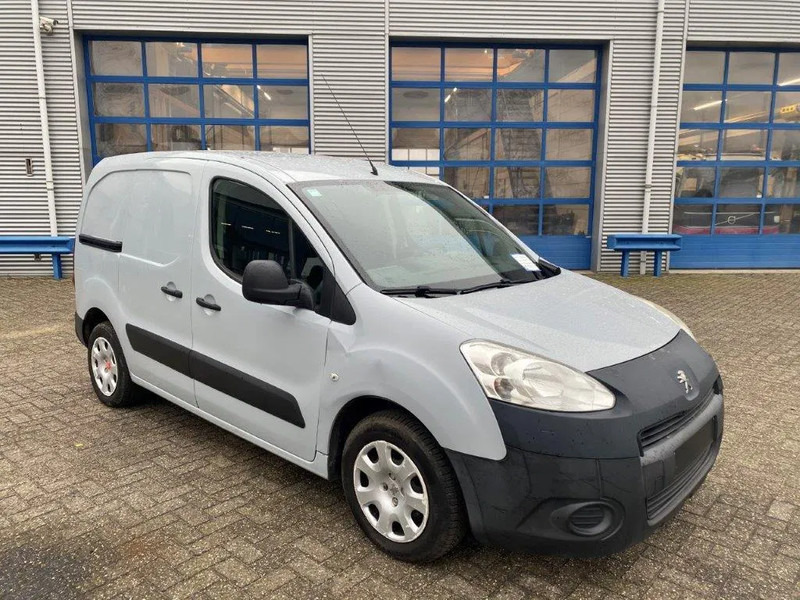 Peugeot Partner 1.6 HDI / TUV:22-11-2025 / AIRCO / CLOSED BOX / MANUAL / EURO-5 / 2013 - Mali kombi: slika 2 Peugeot Partner 1.6 HDI / TUV:22-11-2025 / AIRCO / CLOSED BOX / MANUAL / EURO-5 / 2013 - Mali kombi: slika 2