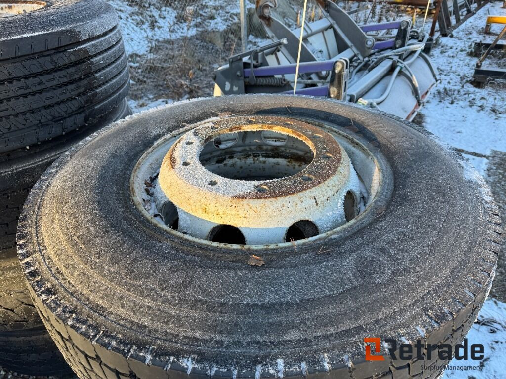 Parti med däck och fälg Volvo lastbil - Kompletan točak za Kamion: slika 3 Parti med däck och fälg Volvo lastbil - Kompletan točak za Kamion: slika 3