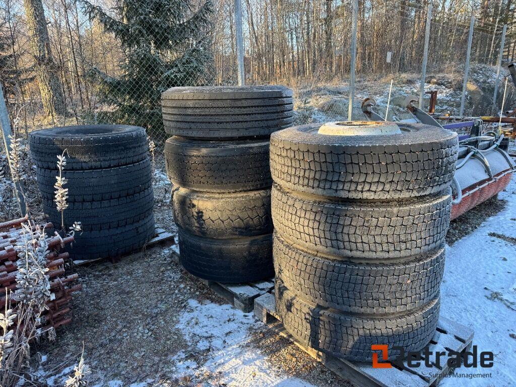 Parti med däck och fälg Volvo lastbil - Kompletan točak za Kamion: slika 1 Parti med däck och fälg Volvo lastbil - Kompletan točak za Kamion: slika 1