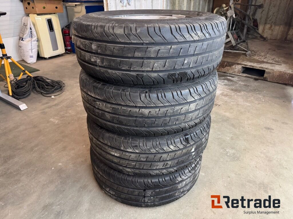 Sommardäck Continental 235/65R16C på fälg MB Sprinter - Građevinska oprema: slika 1 Sommardäck Continental 235/65R16C på fälg MB Sprinter - Građevinska oprema: slika 1