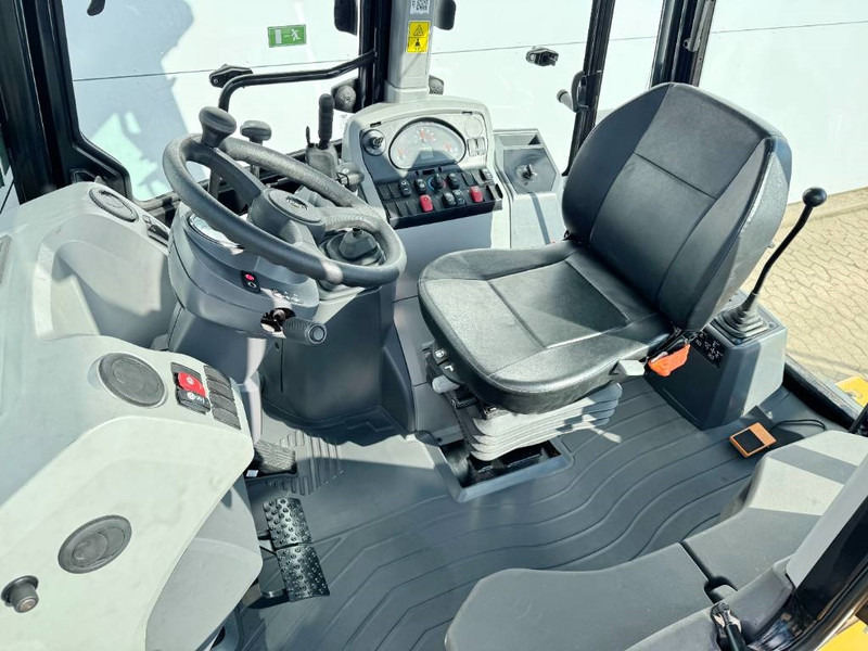 Cat 424 4WD - Hammer Lines / Airco - Bager utovarivač: slika 5 Cat 424 4WD - Hammer Lines / Airco - Bager utovarivač: slika 5
