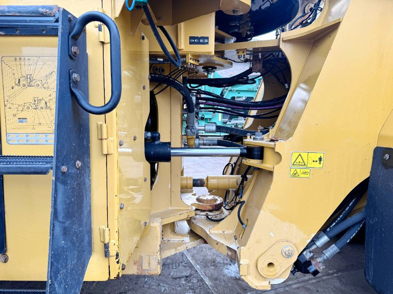 Utovarivač točkaš Cat 982M - Weighing System / Central Greasing: slika 19