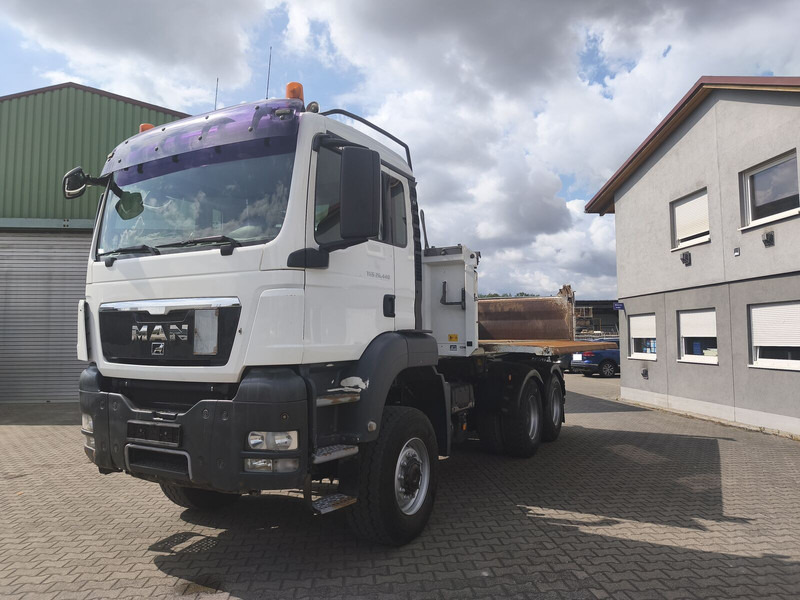 MAN MAN TGS 26.440 Kipper 6x6 Bordmatik Rollplane AHK Euro 5 - Istovarivač: slika 1 MAN MAN TGS 26.440 Kipper 6x6 Bordmatik Rollplane AHK Euro 5 - Istovarivač: slika 1
