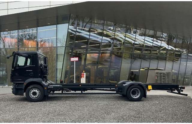 MAN TGM 18.320 4x2 BL CH Fahrgestell Euro 6 NEU Rechtslenker - Kamion sa golom šasijom i zatvorenom kabinom: slika 5 MAN TGM 18.320 4x2 BL CH Fahrgestell Euro 6 NEU Rechtslenker - Kamion sa golom šasijom i zatvorenom kabinom: slika 5