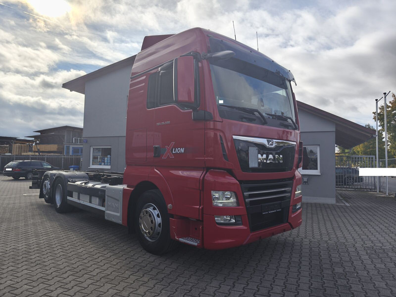 MAN TGX 26.500 BDF 6x2 Euro 6 Standard Lift+Lenk (29) - Kamion sa golom šasijom i zatvorenom kabinom: slika 2 MAN TGX 26.500 BDF 6x2 Euro 6 Standard Lift+Lenk (29) - Kamion sa golom šasijom i zatvorenom kabinom: slika 2