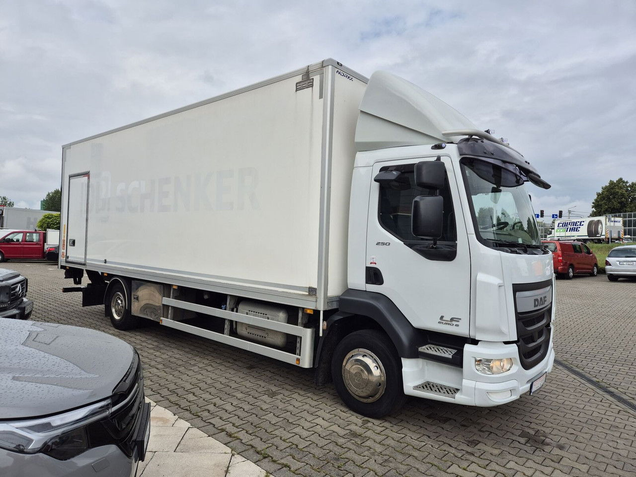DAF LF 250 FA / 3 Seats / Works Great - Kamion sa zatvorenim sandukom: slika 5 DAF LF 250 FA / 3 Seats / Works Great - Kamion sa zatvorenim sandukom: slika 5