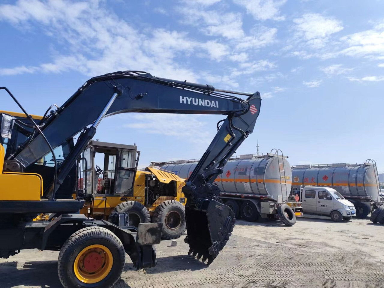 Hyundai R210-7 - Bager točkaš: slika 2 Hyundai R210-7 - Bager točkaš: slika 2