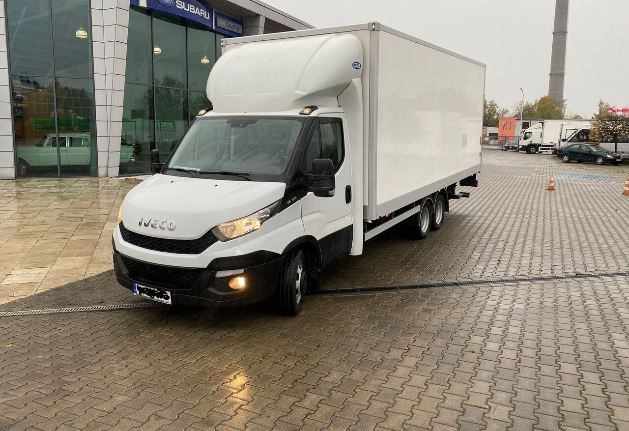 Iveco Daily 35C18 35C180 / Container / Veldhuizen Trailer / 3 Axes / KAT. B+ - Kamion sa zatvorenim sandukom: slika 1 Iveco Daily 35C18 35C180 / Container / Veldhuizen Trailer / 3 Axes / KAT. B+ - Kamion sa zatvorenim sandukom: slika 1