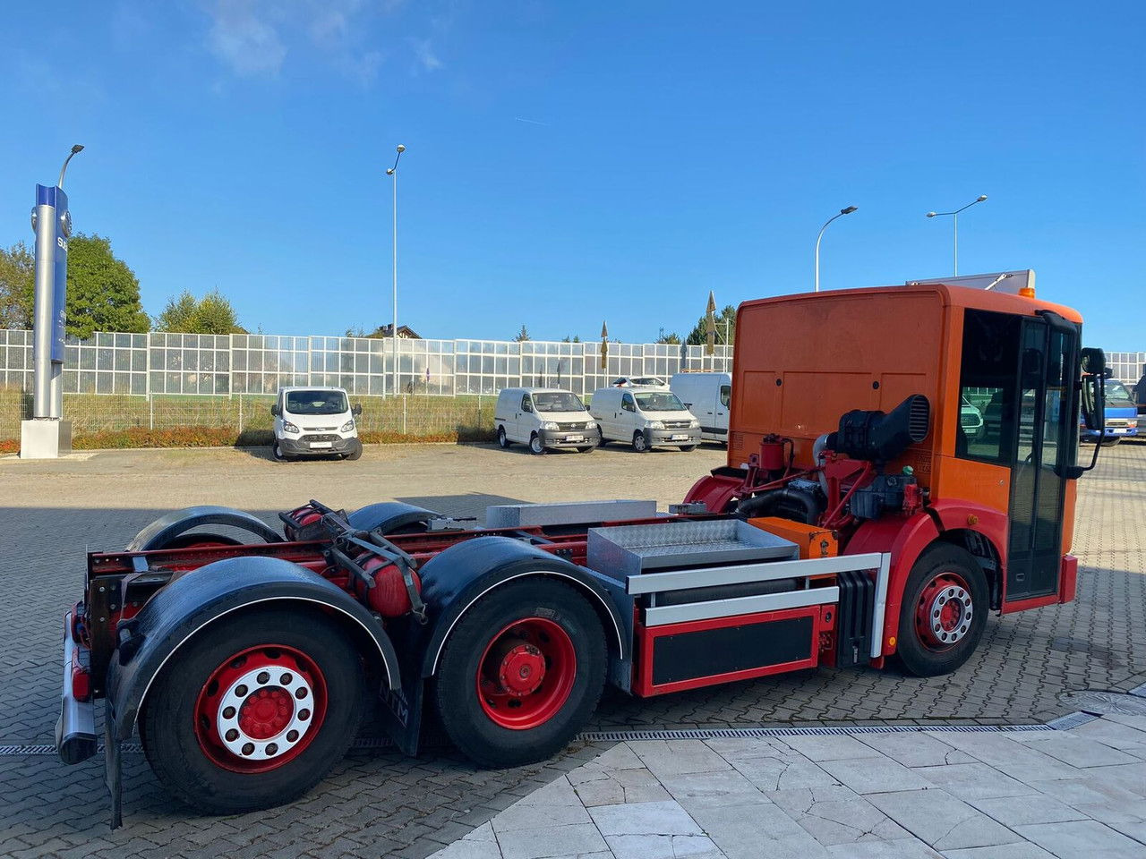 MERCEDES-BENZ Econic 2628 Eqonic 2628 - 1 Owner / LOW KM / Works Great - Kamion sa golom šasijom i zatvorenom kabinom: slika 2 MERCEDES-BENZ Econic 2628 Eqonic 2628 - 1 Owner / LOW KM / Works Great - Kamion sa golom šasijom i zatvorenom kabinom: slika 2