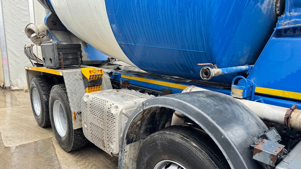 Iveco Trakker AD340TB45 8x4 mixer 9m3 - Mikser za beton: slika 4 Iveco Trakker AD340TB45 8x4 mixer 9m3 - Mikser za beton: slika 4