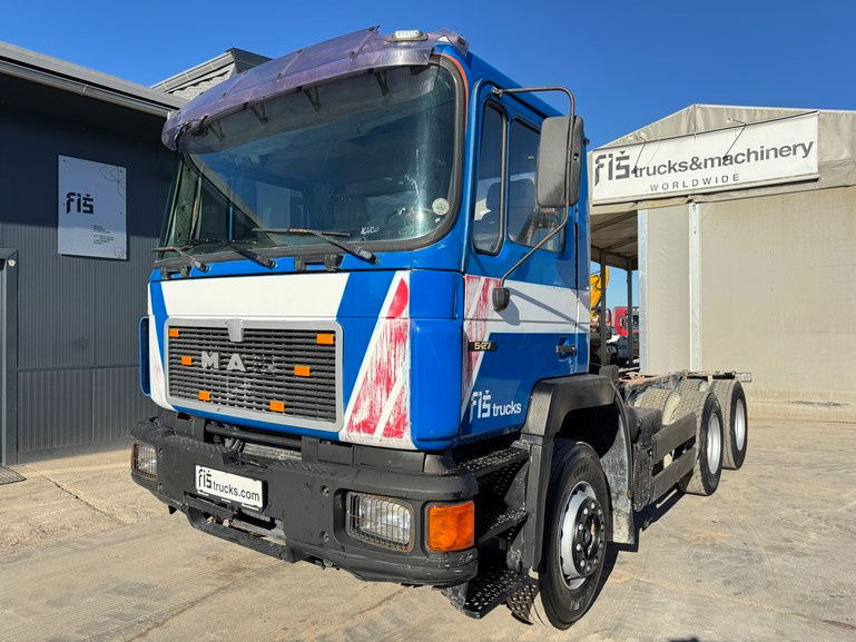 MAN 25.272 6x4 chassis- complete spring - Kamion sa golom šasijom i zatvorenom kabinom: slika 1 MAN 25.272 6x4 chassis- complete spring - Kamion sa golom šasijom i zatvorenom kabinom: slika 1