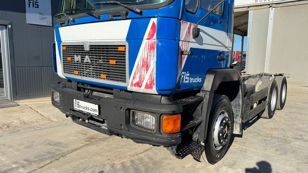 MAN 25.272 6x4 chassis- complete spring - Kamion sa golom šasijom i zatvorenom kabinom: slika 2 MAN 25.272 6x4 chassis- complete spring - Kamion sa golom šasijom i zatvorenom kabinom: slika 2
