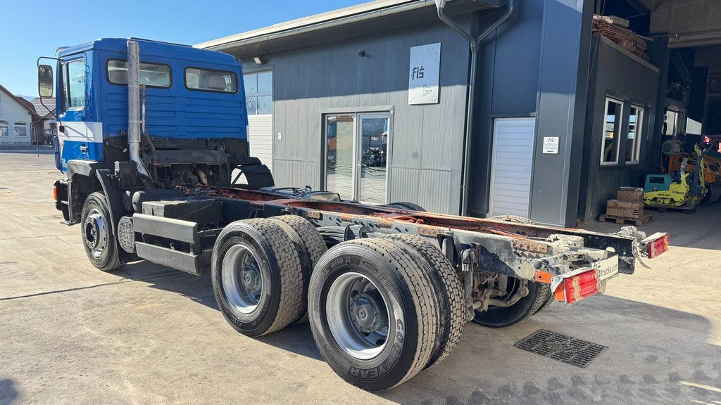 MAN 25.272 6x4 chassis- complete spring - Kamion sa golom šasijom i zatvorenom kabinom: slika 4 MAN 25.272 6x4 chassis- complete spring - Kamion sa golom šasijom i zatvorenom kabinom: slika 4