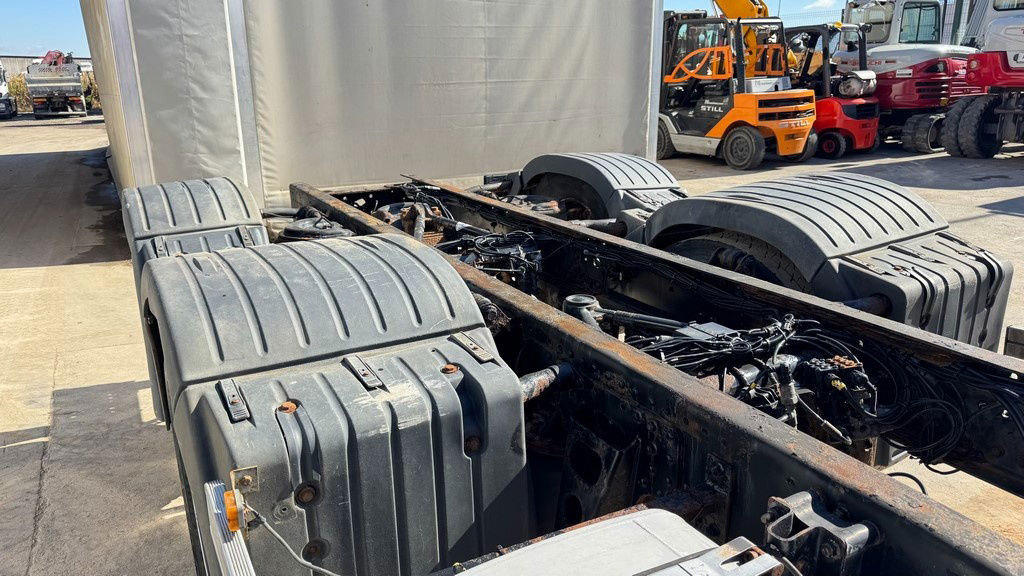 MAN TGA 26.460 6X2 chassis - lifitng axle - Kamion sa golom šasijom i zatvorenom kabinom: slika 5 MAN TGA 26.460 6X2 chassis - lifitng axle - Kamion sa golom šasijom i zatvorenom kabinom: slika 5