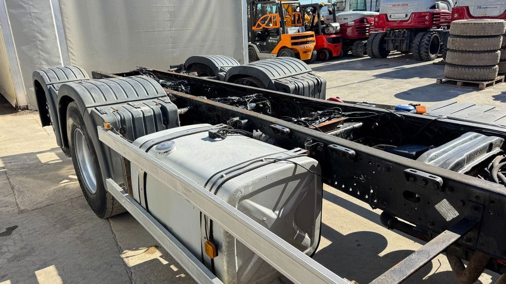 MAN TGA 26.460 6X2 chassis - lifitng axle - Kamion sa golom šasijom i zatvorenom kabinom: slika 4 MAN TGA 26.460 6X2 chassis - lifitng axle - Kamion sa golom šasijom i zatvorenom kabinom: slika 4