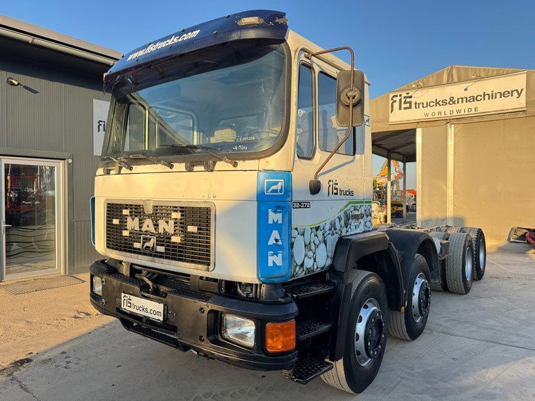 MAN - spring - Kamion sa golom šasijom i zatvorenom kabinom: slika 1 MAN - spring - Kamion sa golom šasijom i zatvorenom kabinom: slika 1