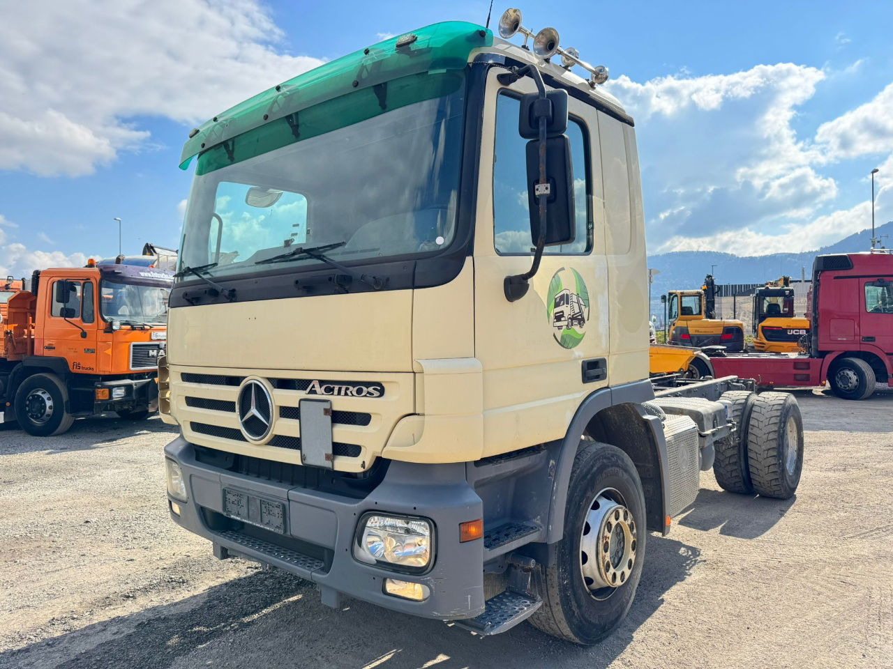 Mercedes-Benz 1832 4x2 chassis - motor brake - full spring - Kamion sa golom šasijom i zatvorenom kabinom: slika 1 Mercedes-Benz 1832 4x2 chassis - motor brake - full spring - Kamion sa golom šasijom i zatvorenom kabinom: slika 1