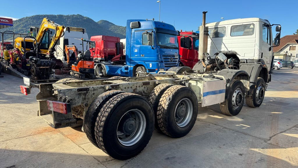 Mercedes-Benz SK 3234 8x4 chassis - Kamion sa golom šasijom i zatvorenom kabinom: slika 5 Mercedes-Benz SK 3234 8x4 chassis - Kamion sa golom šasijom i zatvorenom kabinom: slika 5