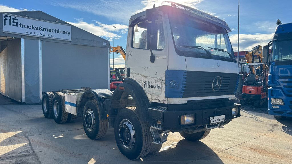 Mercedes-Benz SK 3234 8x4 chassis - Kamion sa golom šasijom i zatvorenom kabinom: slika 3 Mercedes-Benz SK 3234 8x4 chassis - Kamion sa golom šasijom i zatvorenom kabinom: slika 3