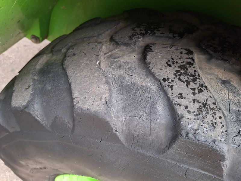 Utovarivač točkaš Yanmar V80: slika 11