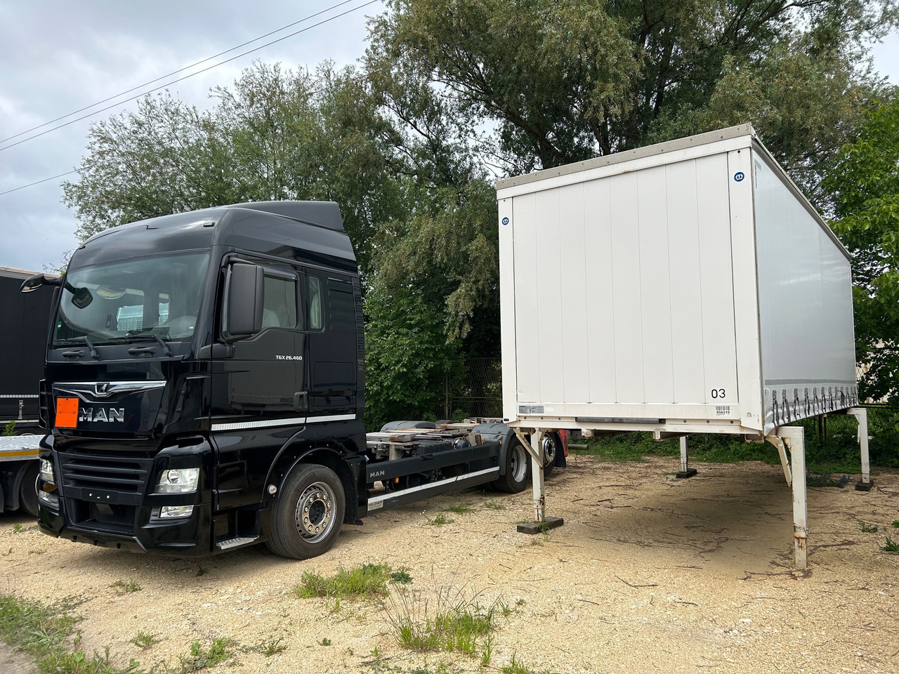 Kamion sa golom šasijom i zatvorenom kabinom MAN TGX 26.460 / ACC / BDF MULTI / E6 / LOWDECK: slika 15