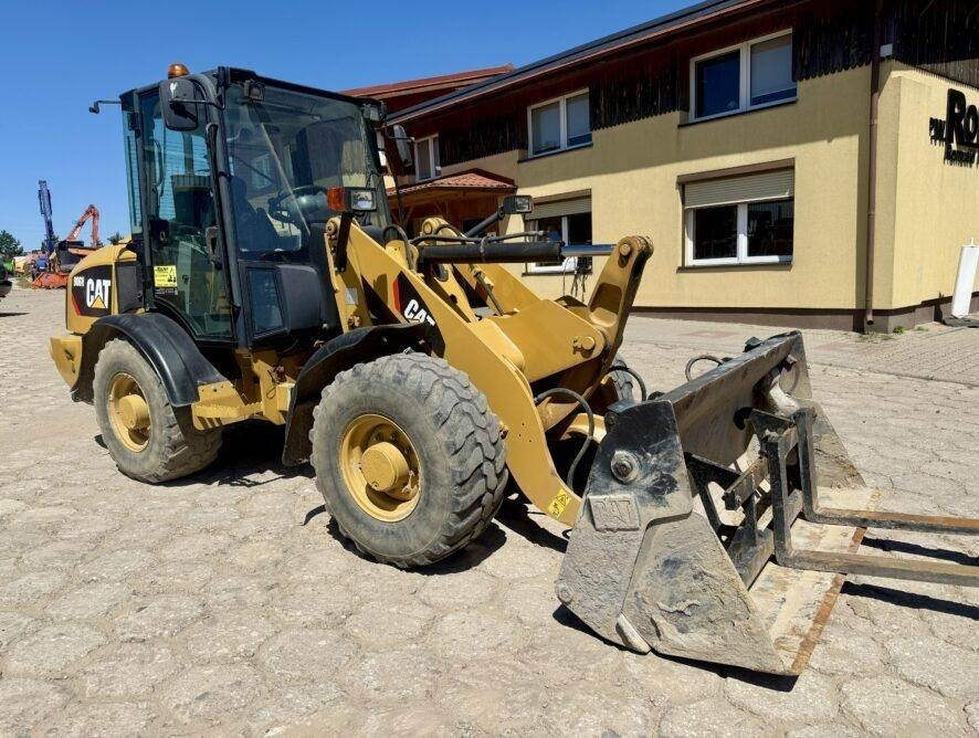 CAT 906H - Utovarivač točkaš: slika 2 CAT 906H - Utovarivač točkaš: slika 2