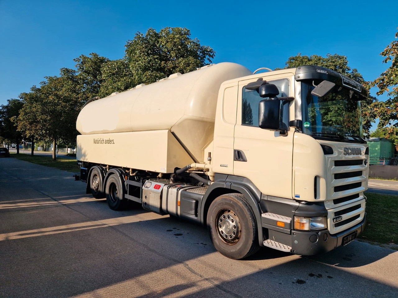 Scania R440 31m³ SILO 4 Kammer/Retarder/Kompressor/Lift - Kamion cisterna: slika 2 Scania R440 31m³ SILO 4 Kammer/Retarder/Kompressor/Lift - Kamion cisterna: slika 2