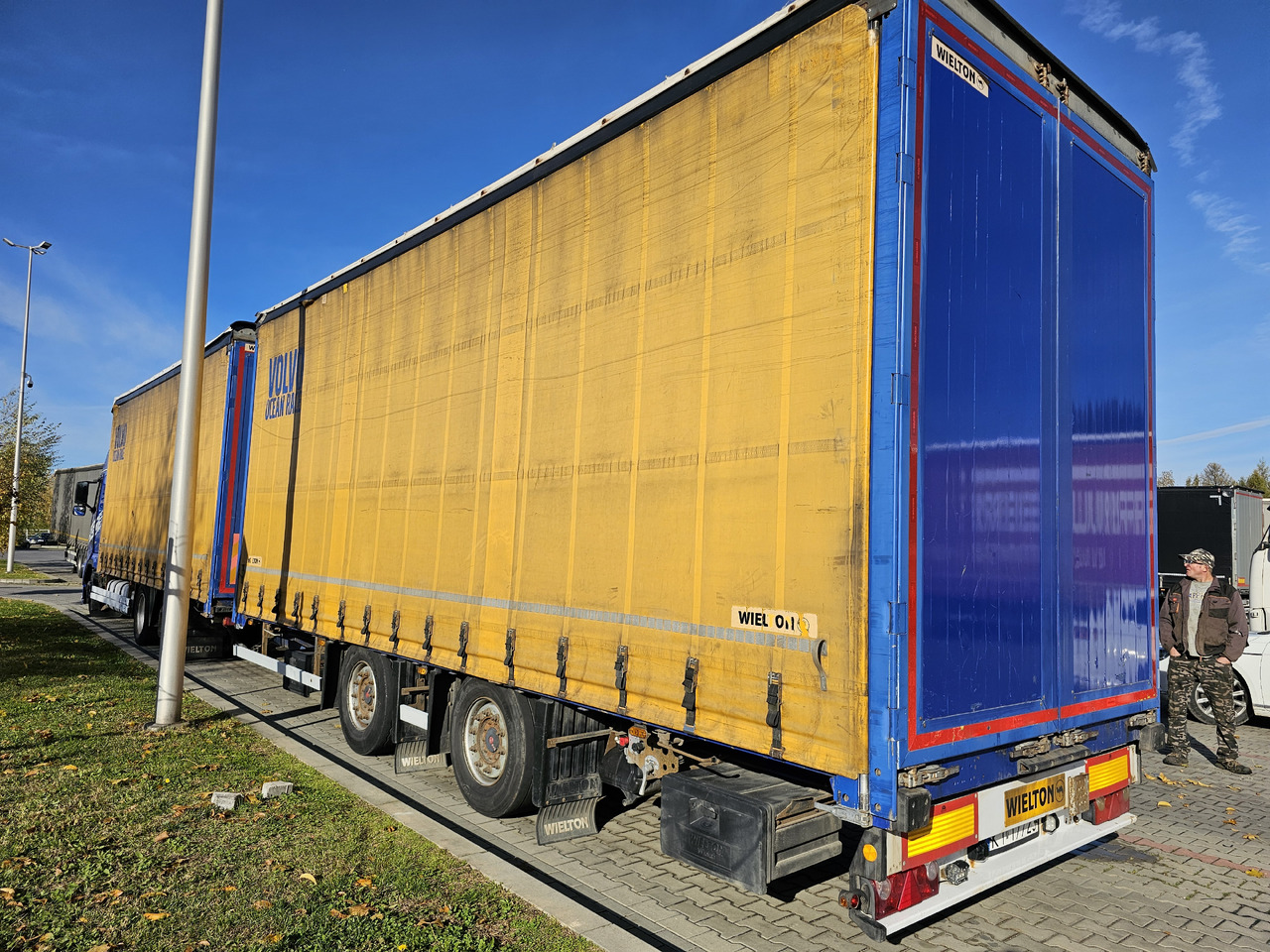 VOLVO FH460 ZESTAW TANDEM 120 M3 PRZEJAZDOWY + PRZYCZEPA FIRANKA SAF - Kamion sa ceradom: slika 5 VOLVO FH460 ZESTAW TANDEM 120 M3 PRZEJAZDOWY + PRZYCZEPA FIRANKA SAF - Kamion sa ceradom: slika 5