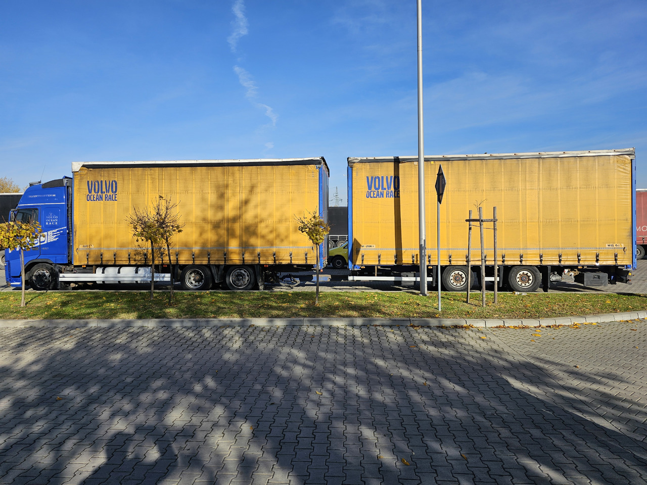 VOLVO FH460 ZESTAW TANDEM 120 M3 PRZEJAZDOWY + PRZYCZEPA FIRANKA SAF - Kamion sa ceradom: slika 2 VOLVO FH460 ZESTAW TANDEM 120 M3 PRZEJAZDOWY + PRZYCZEPA FIRANKA SAF - Kamion sa ceradom: slika 2