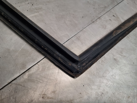 Case 1394, Case 94, 90 Series, Cab Back Windows Seal K303592 - Staklo i delovi: slika 3 Case 1394, Case 94, 90 Series, Cab Back Windows Seal K303592 - Staklo i delovi: slika 3