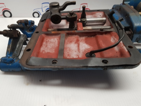 Ford 10 Series 6610, 7710, 7810, 7910, Transmission Gear Shift Cover E4nn7488aa - Menjač: slika 5 Ford 10 Series 6610, 7710, 7810, 7910, Transmission Gear Shift Cover E4nn7488aa - Menjač: slika 5