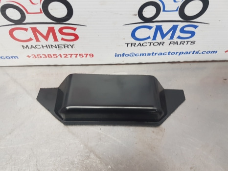 Ford 1000, 600 Series, 4000, 4600 Mudguard Bracket Cover 81823355 - Blatobran: slika 2 Ford 1000, 600 Series, 4000, 4600 Mudguard Bracket Cover 81823355 - Blatobran: slika 2