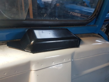 Ford 1000, 600 Series, 4000, 4600 Mudguard Bracket Cover 81823355 - Blatobran: slika 5 Ford 1000, 600 Series, 4000, 4600 Mudguard Bracket Cover 81823355 - Blatobran: slika 5