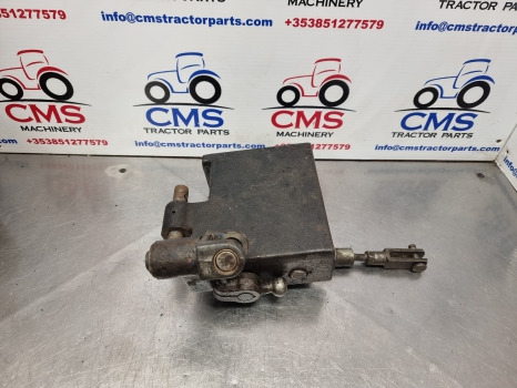 Ford 4630, 30 Series, Transmission Control Lever Support E9nn7z287ab - Transmisija: slika 1 Ford 4630, 30 Series, Transmission Control Lever Support E9nn7z287ab - Transmisija: slika 1