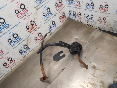 Kubota M5092 Front Axle Mudguard Bracket Lhs Assy - Blatobran: slika 2 Kubota M5092 Front Axle Mudguard Bracket Lhs Assy - Blatobran: slika 2