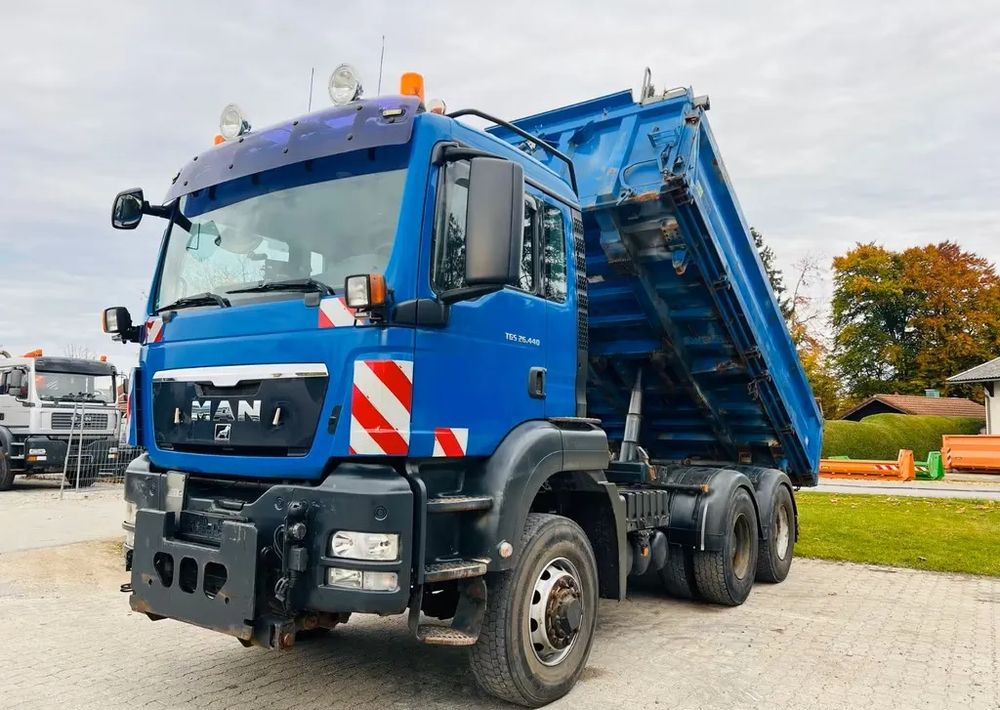 MAN TGS 26.440 6x6 Hydrodrive – Meiller 3-stronny wywrotka / Manual / Retarder / Tempomat / Euro 5 - Istovarivač: slika 1 MAN TGS 26.440 6x6 Hydrodrive – Meiller 3-stronny wywrotka / Manual / Retarder / Tempomat / Euro 5 - Istovarivač: slika 1